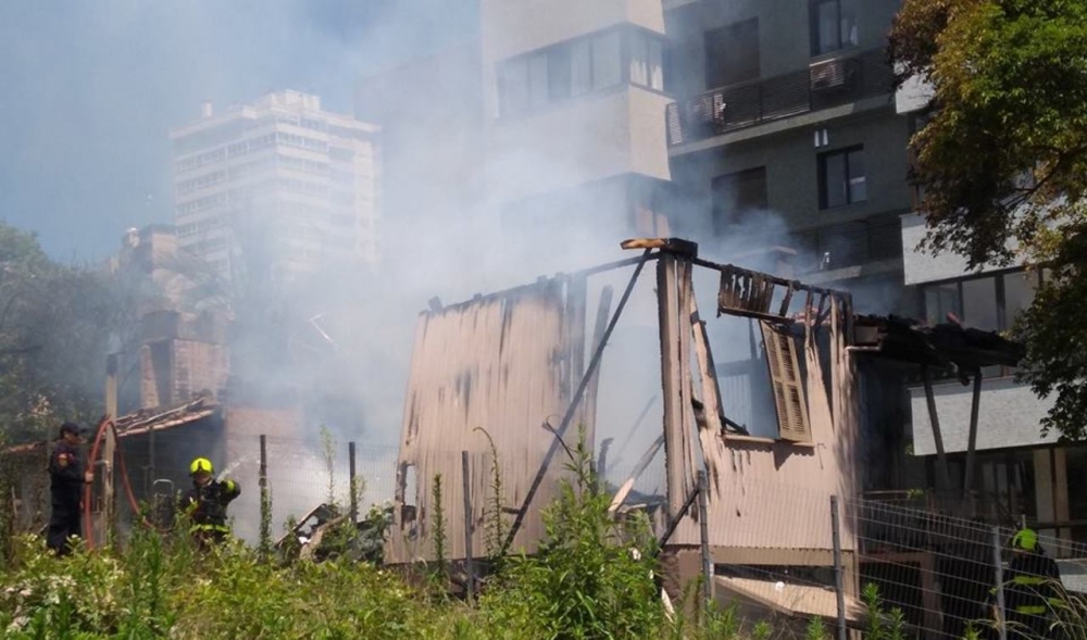 Incêndio destrói residência no bairro São Francisco em Bento