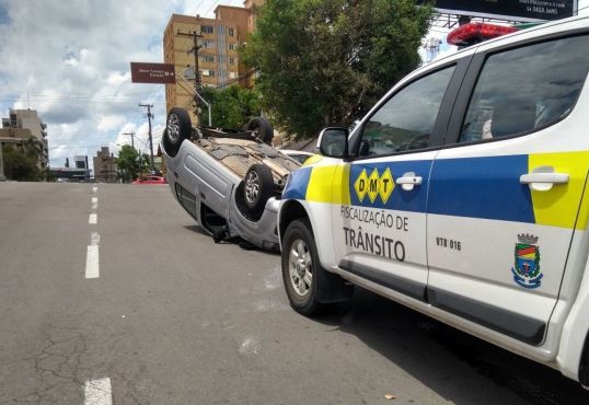 Condutor atinge dois veículos e capota em Bento Gonçalves