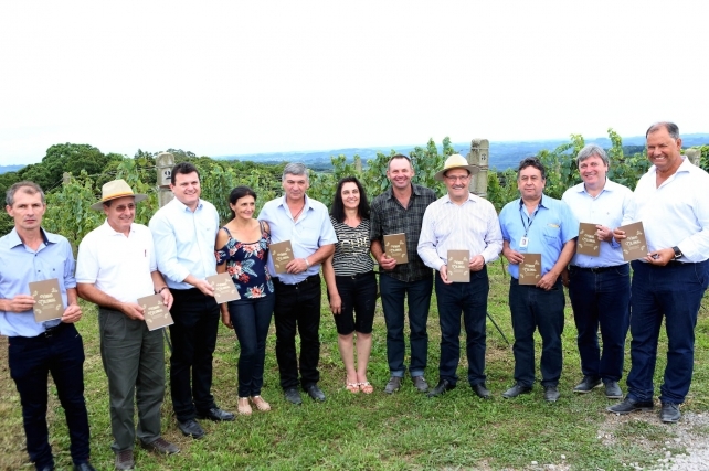 Produtores de Bento e Garibaldi recebem certificação para venda de vinho artesanal