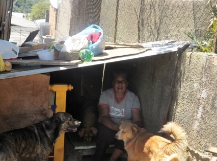 Após ter residência incendiada,  mulher vive em casa de cachorro em Farroupilha