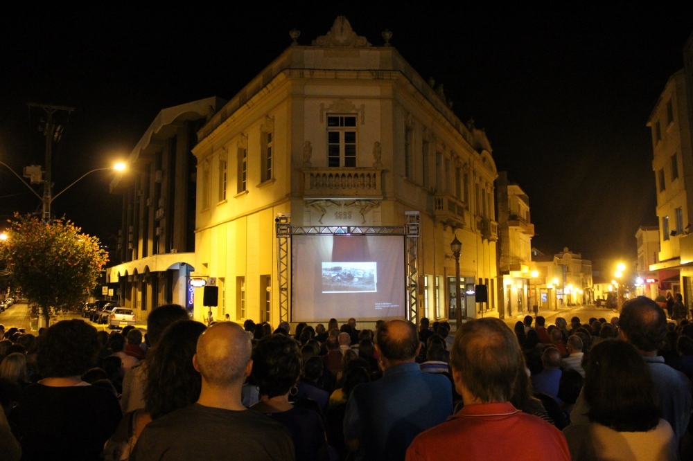 Cinema a céu aberto levou bom público para o Centro de Garibaldi