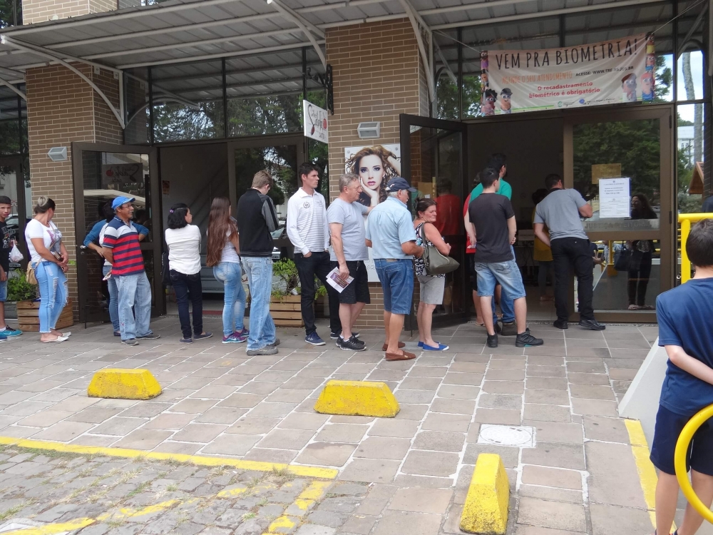 Grande fila para o último dia de biometria em Garibaldi