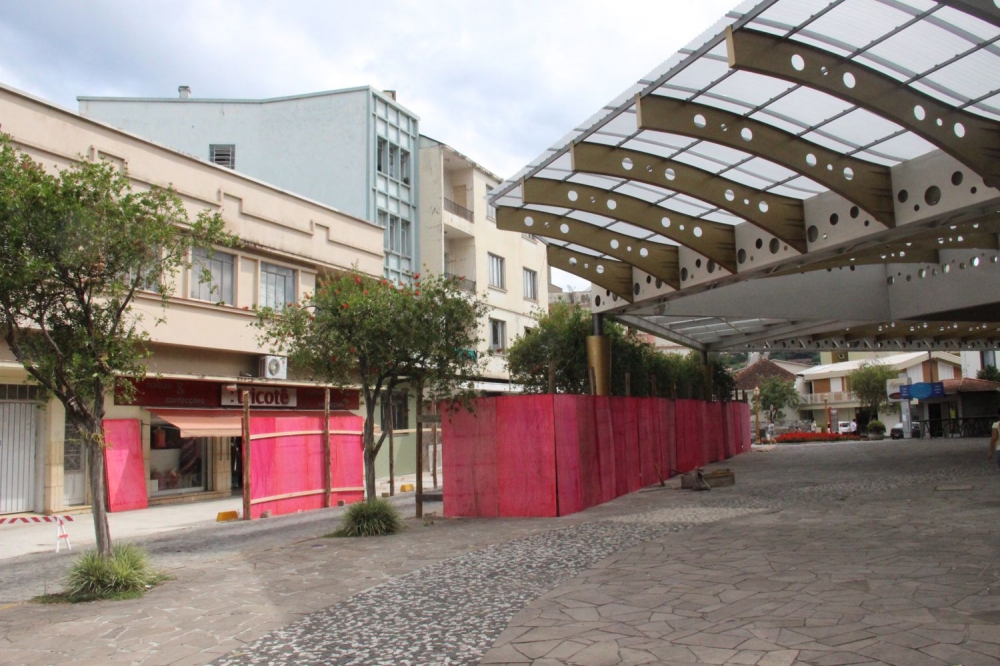 Cobertura da praça Loureiro da Silva ganha extensão
