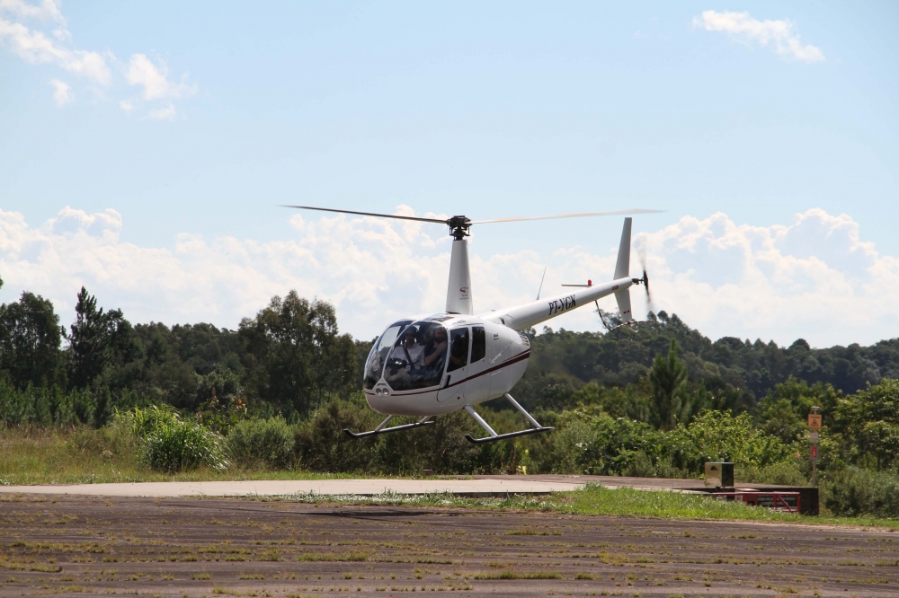 Empresa leva clientes para conhecer empreendimento de helicóptero