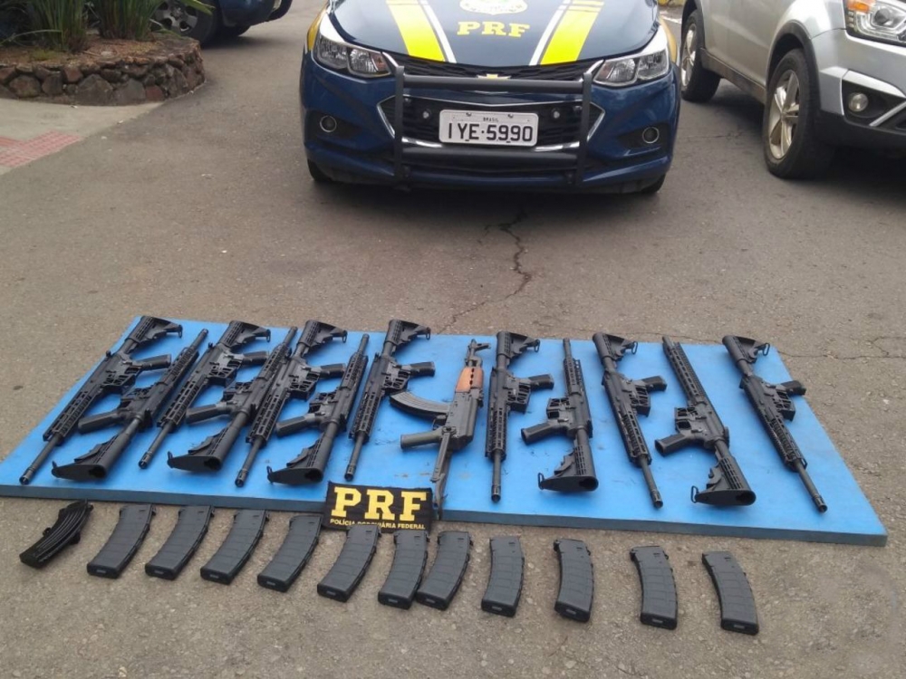 Dezenas de fuzis AR 15 e AK 47 são apreendidos pela PRF em Bento Gonçalves