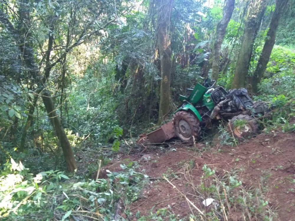 Agricultor fica ferido em acidente com trator no interior de Monte Belo