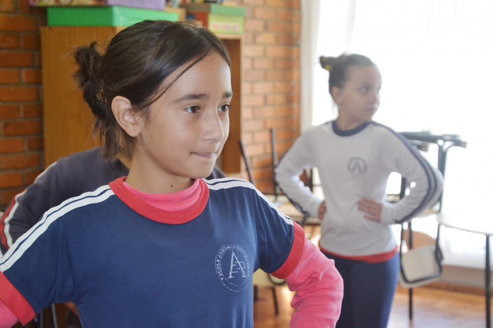 Projeto social ensina balé e dança de rua para mais de 60 crianças em Garibaldi
