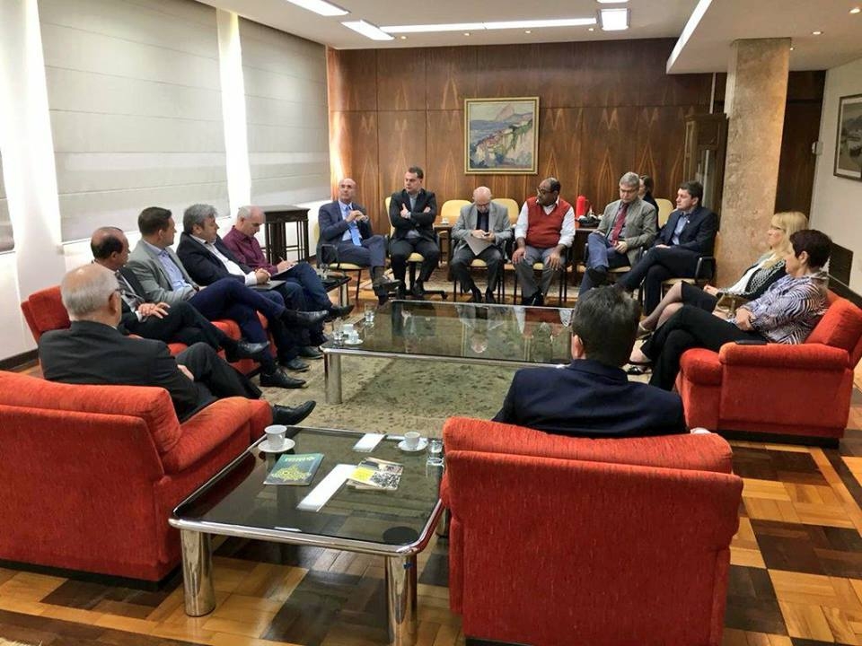 Prefeitos e autoridades da região se reúnem com o reitor da UFRGS