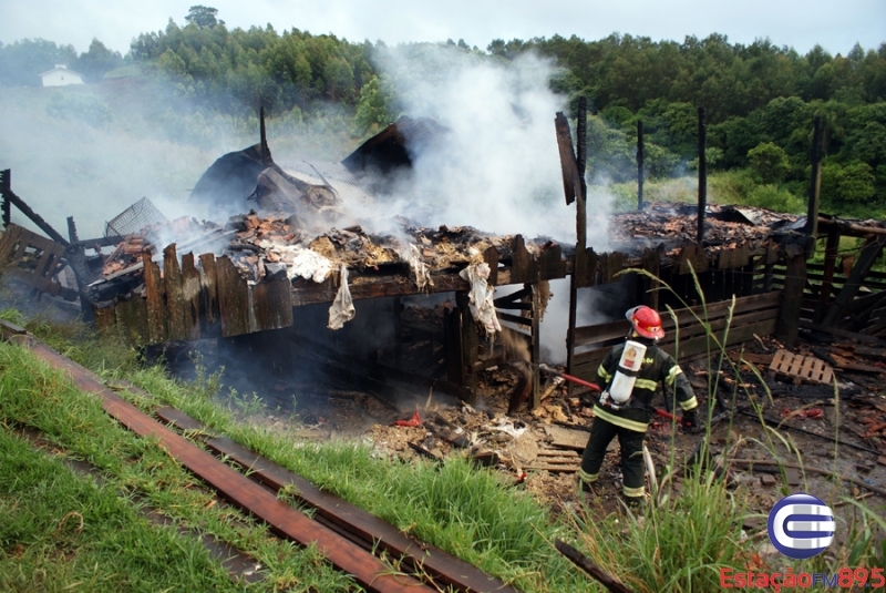 Galpão é destruído por incêndio no interior de Carlos Barbosa