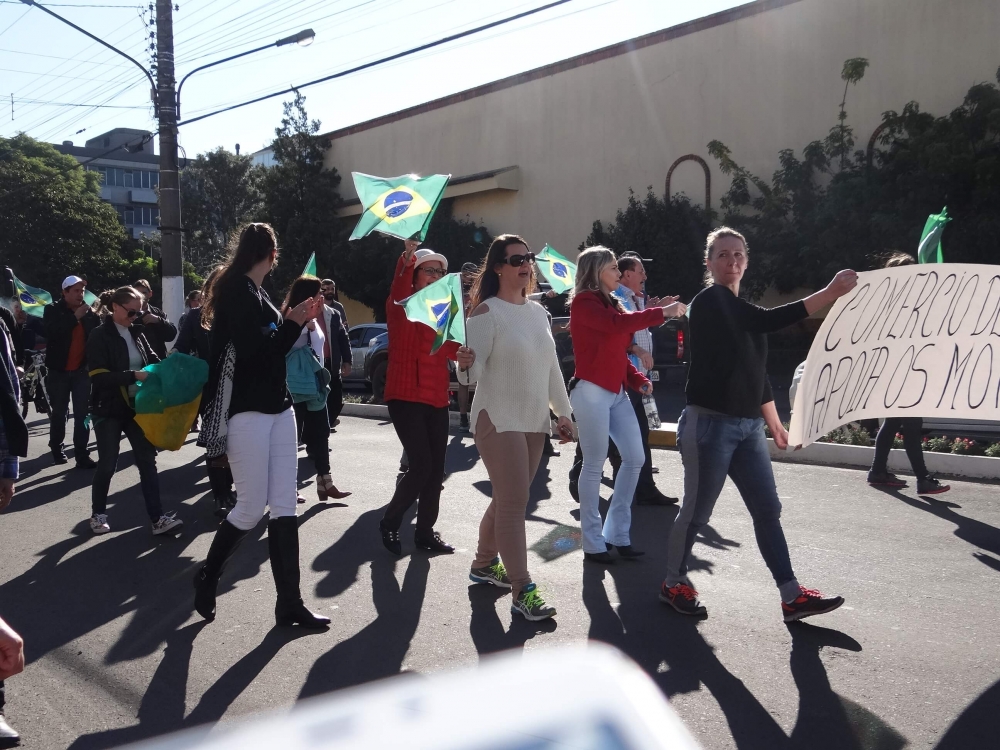 Comerciantes realizam ato em apoio a caminhoneiros no Centro de Garibaldi