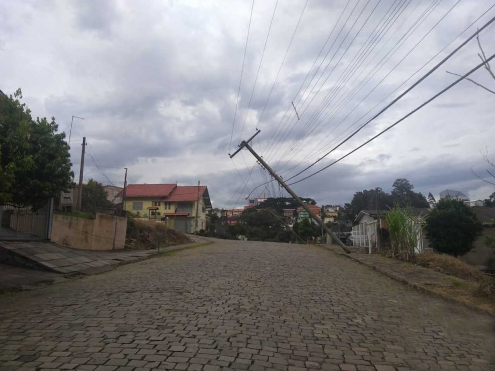 Ventos destelham escolas e causam transtornos em Bento Gonçalves