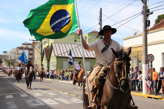 Tradicional cavalgada celebra o Feriado Farroupilha em Garibaldi