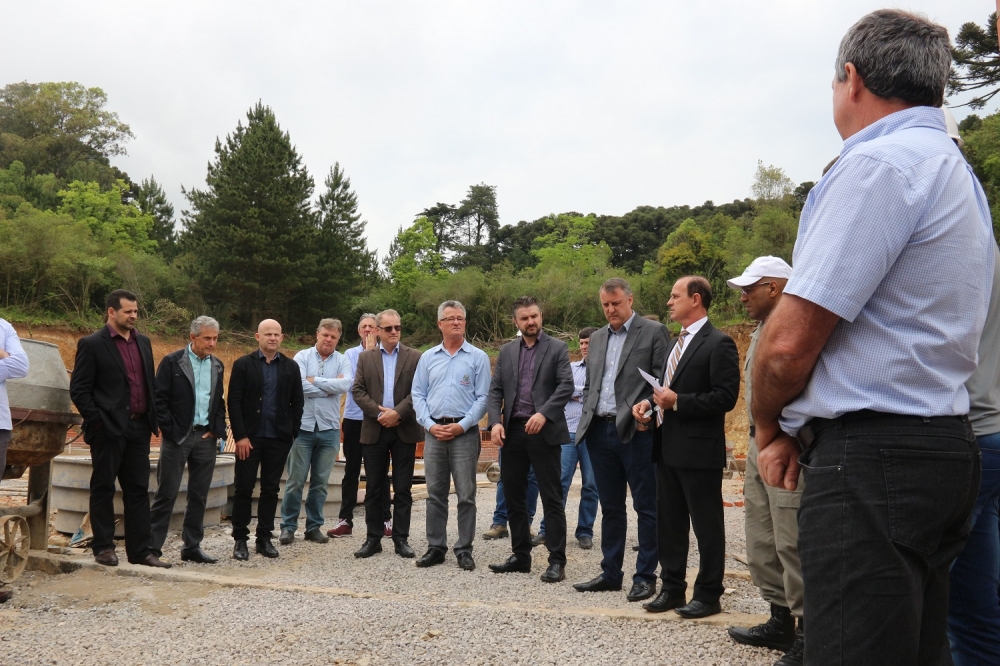 Autoridades e investidores visitam construção do Batalhão Rodoviário em Garibaldi