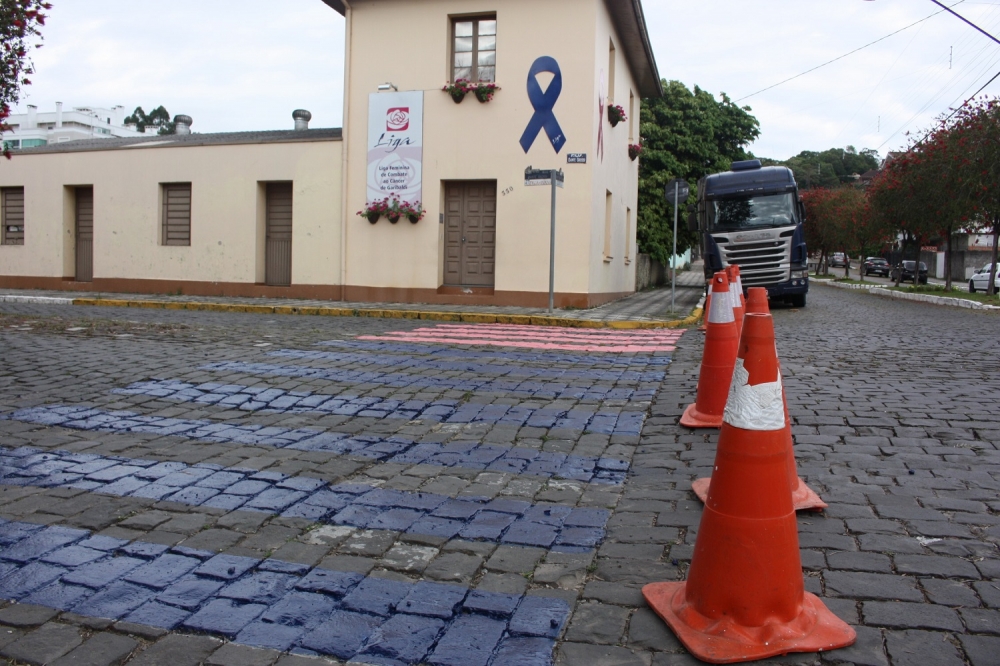 Em Garibaldi, faixas de segurança ganham cores do Outubro Rosa e Novembro Azul