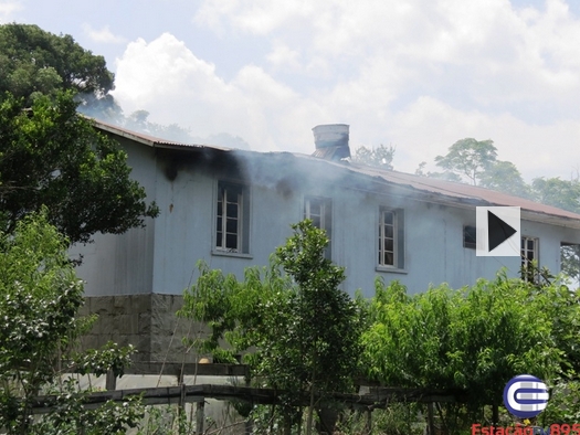 Incêndio destrói casa em São Roque Figueira de Melo
