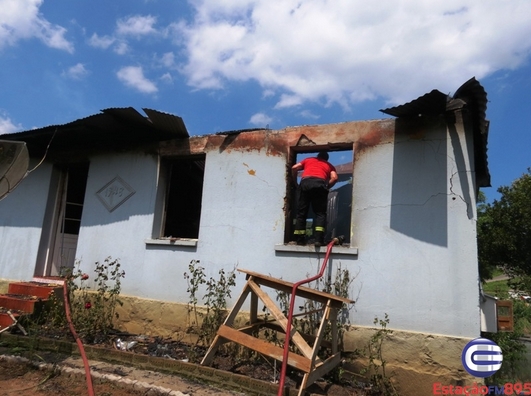 Incêndio destrói casa em São Roque Figueira de Melo