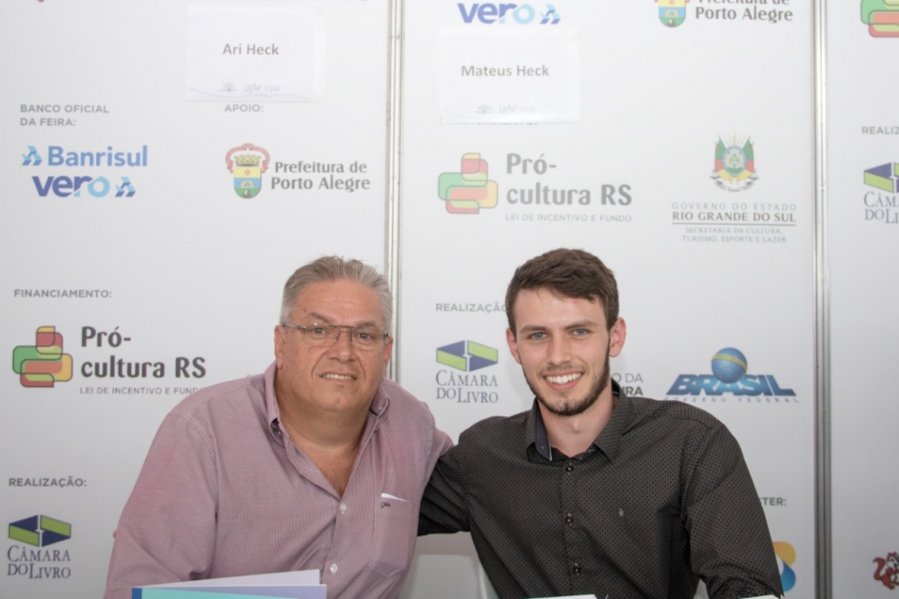 Pai e filho barbosenses  autografam obra na Feira do Livro de Porto Alegre