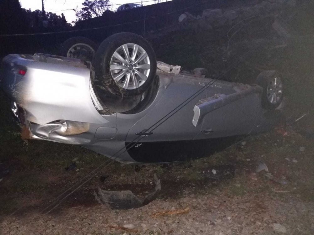 Motorista perde controle e capota veículo no roteiro Caminhos de Pedra em Bento