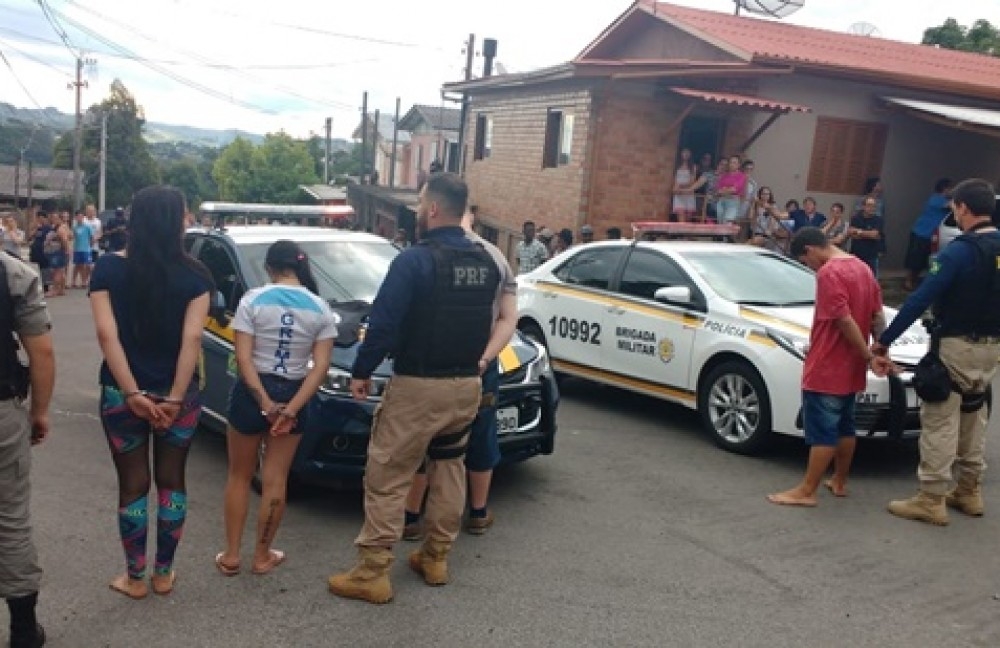 Após fuga e perseguição, polícia prende três indivíduos e um menor em Bento
