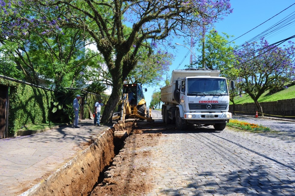 Obras de pavimentação deixa bairros de Carlos Barbosa sem água