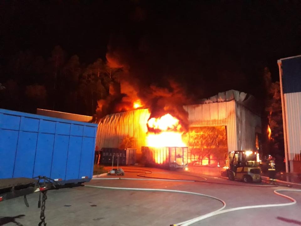 Bombeiros de Garibaldi e Bento auxiliam em combate a incêndio em fábrica de Feliz