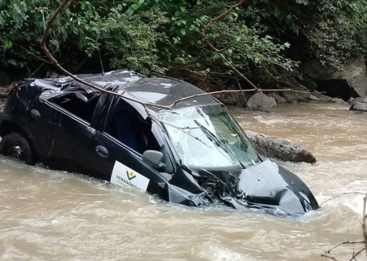 Automóvel da Prefeitura de Veranópolis sofre acidente e cai em rio