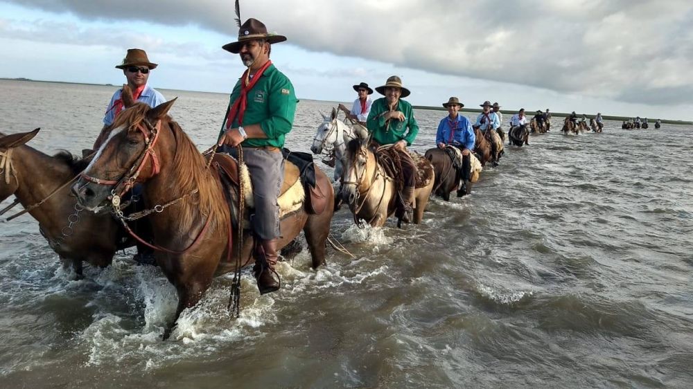 Cavalarianos de Carlos Barbosa e Garibaldi participam de cavalgada na região Sul do Estado