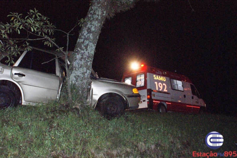 Carro bate em árvore e dois ficam feridos na ERS 446 