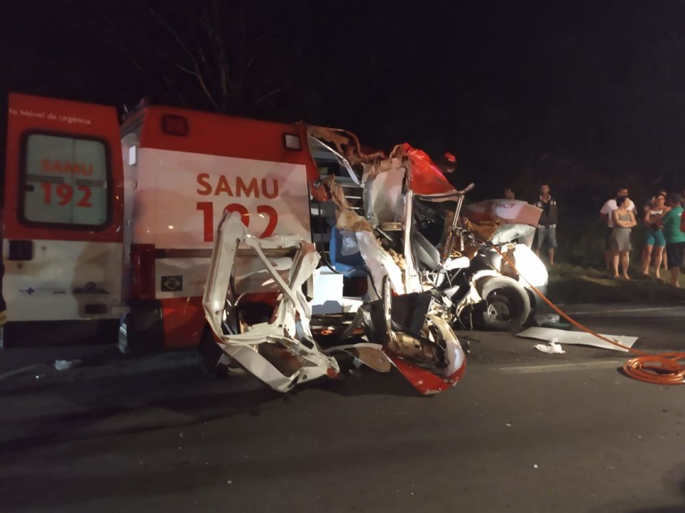 Idosa morre e cinco ficam feridos em acidente com ambulância do SAMU