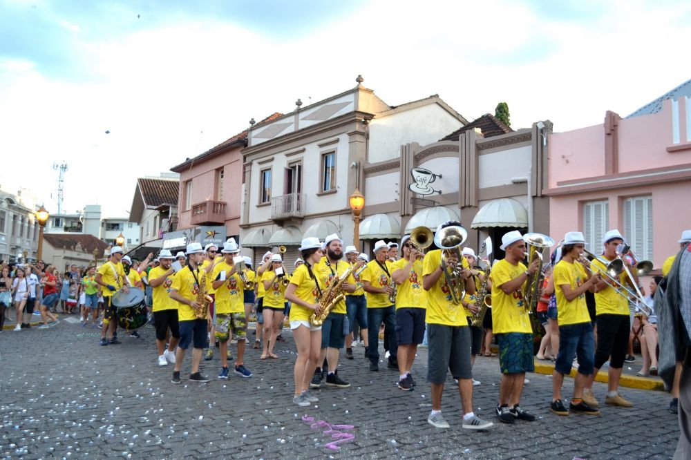 Carnaval Retrô leva dezenas de pessoas às ruas de Garibaldi