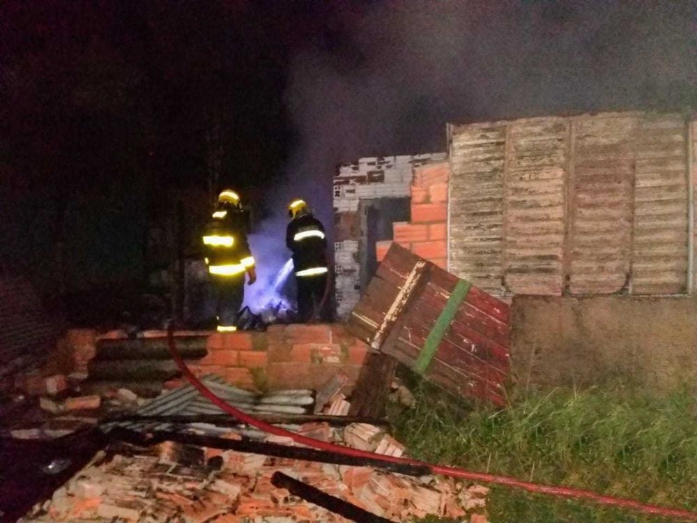 Incêndio destrói residência no Bairro Municipal em Bento Gonçalves
