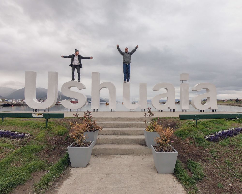 Jornalistas de Bento que exploram a América de carro chegam em Ushuaia