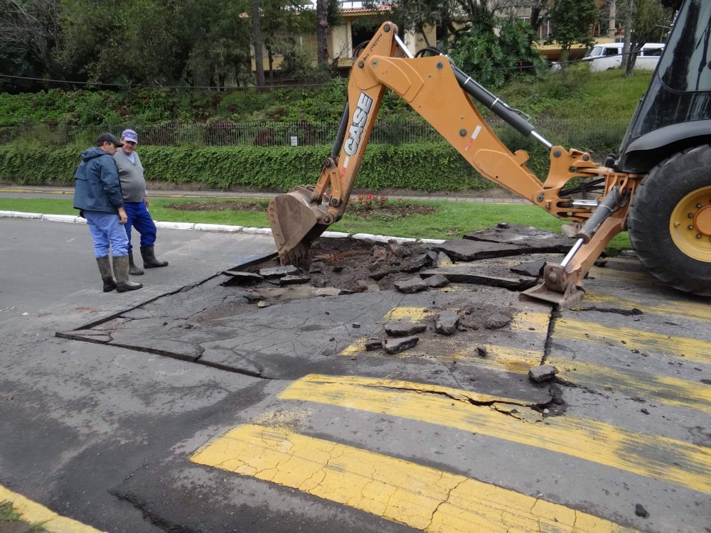 Adutora rompe e bairros de Garibaldi ficam sem água