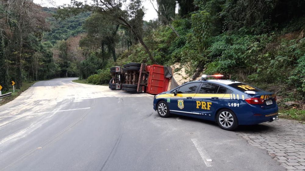 Caminhão tomba e bloqueia BR 470 entre Bento e Veranópolis