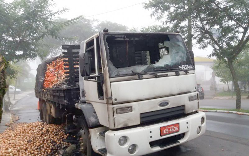 Caminhão carregado de cebolas pega fogo em Farroupilha