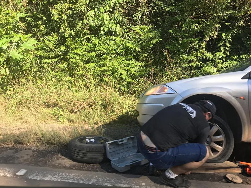 ERS 446: Fila para consertar pneus na rodovia abandonada pelo governo
