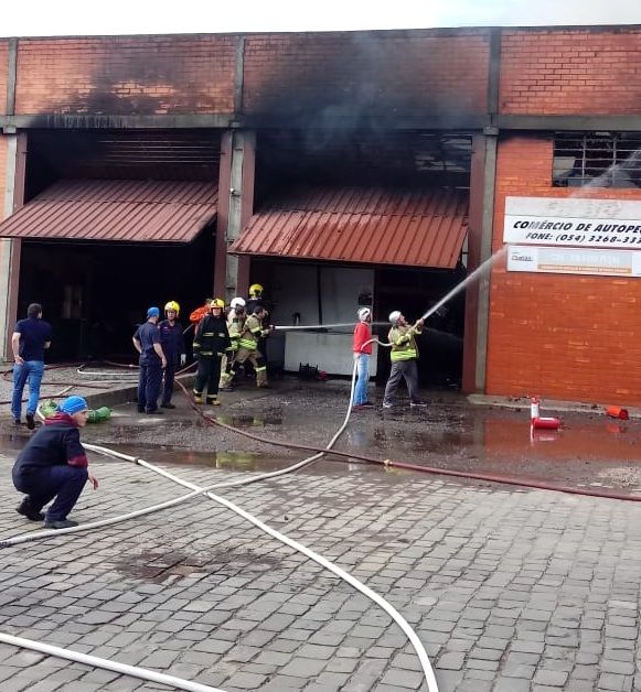 Incêndio de grandes proporções destrói loja de autopeças em Farroupilha