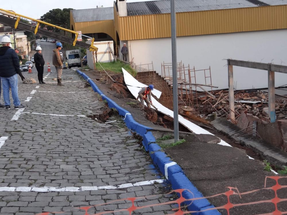 Muro cai e bloqueia rua no Centro de Carlos Barbosa