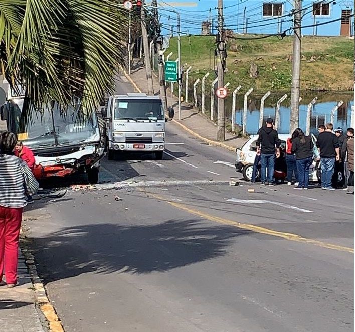Acidente de trânsito em Bento deixa seis pessoas feridas