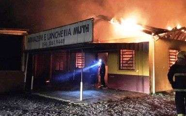 Incêndio destrói bar e armazém em Linha Paese, interior de Farroupilha