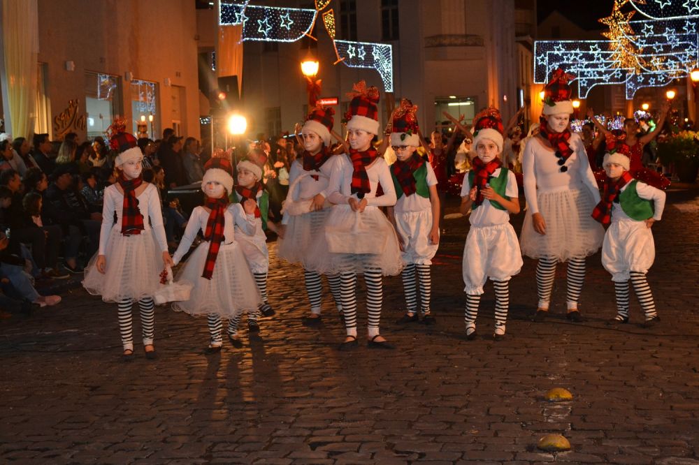 Desfile da APAE abre as comemorações natalinas em Garibaldi