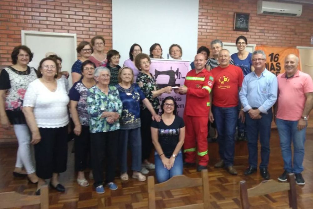 Grupo de idosas doa R$ 5 mil aos Bombeiros Voluntários