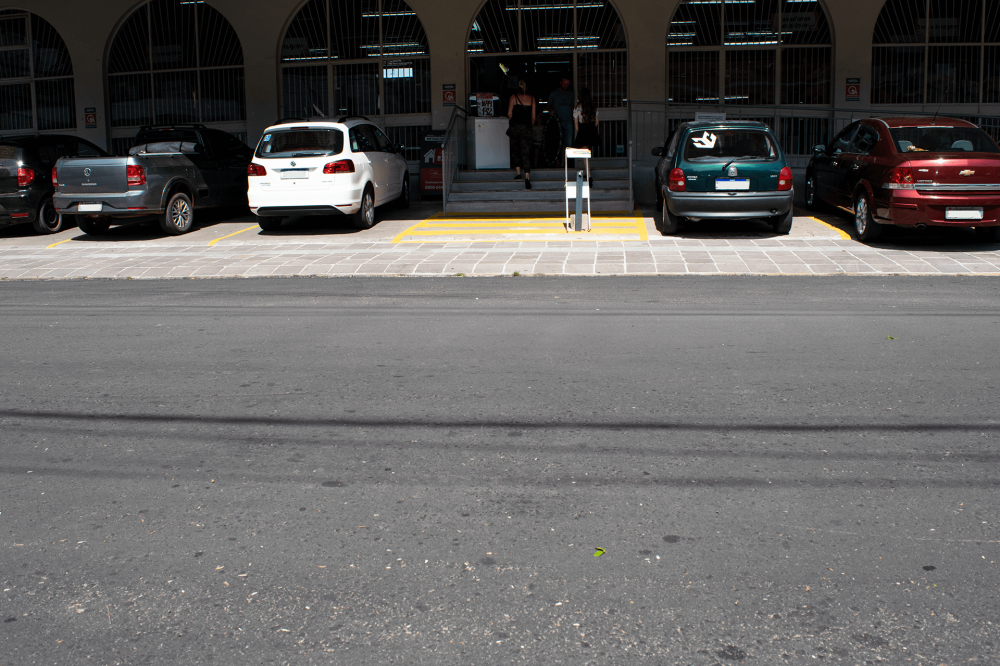 Lojas e farmácias utilizam placas de estacionamento privativo ilegalmente