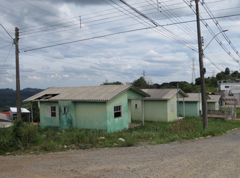 Casas construídas para PMs estão abandonadas em Farroupilha