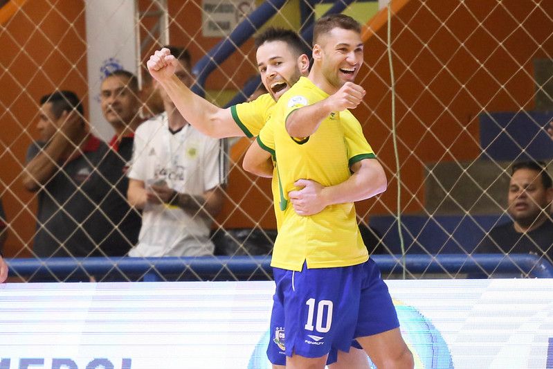 Brasil vence Paraguai e encaminha classificação nas Eliminatórias
