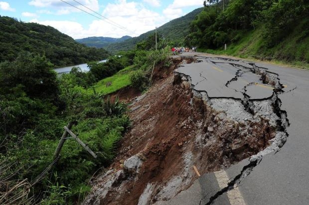 DESCASO DO GOVERNO: Carro cai em cratera da ERS-431 em Bento Gonçalves