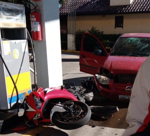 Após acidente, moto vai parar dentro de posto de combustível em Carlos Barbosa