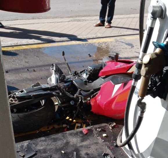 Após acidente, moto vai parar dentro de posto de combustível em Carlos Barbosa