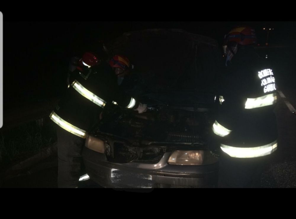 Veículo pega fogo na BR 470 em Bento Gonçalves