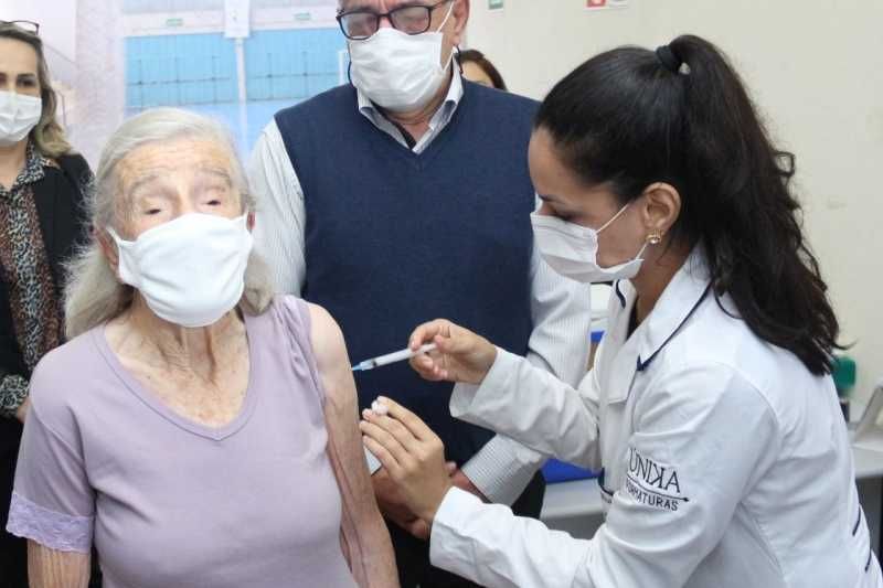 Dona Ida de 96 anos é a primeira idosa a receber vacina em Garibaldi